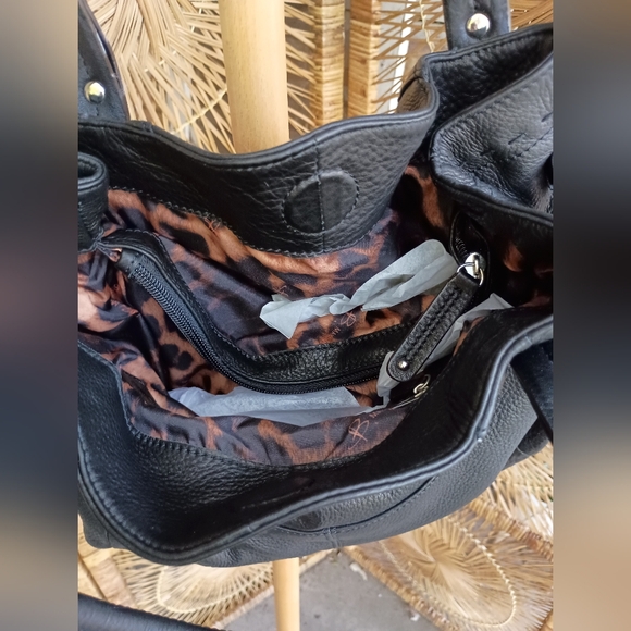 NWOT Elegant Black Leather Handbag With Dust Bag - Picture 7 of 9